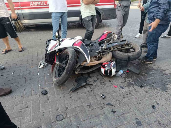 Turgutlu’da Motosiklet İle Minibüs Çarpıştı: 1 Yaralı