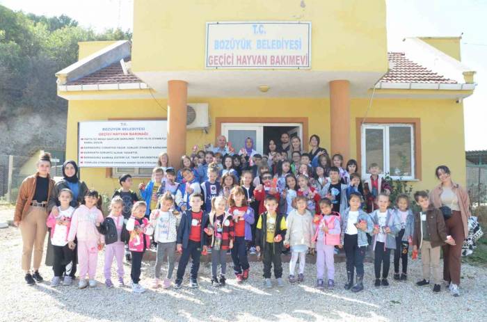 Öğrenciler 4 Ekim’de Sokak Hayvanlarını Yalnız Bırakmadı