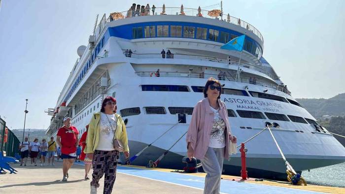 Astoria Grande 877 Yolcusu İle Amasra Limanı’na Demirledi