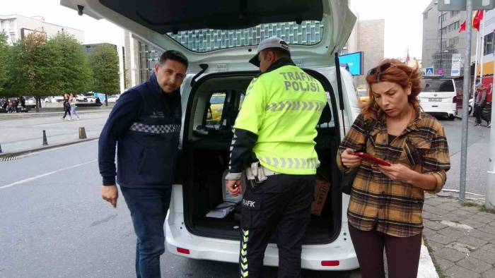 Taksim’de Taksi Denetimi: Evrakları Eksik Kadın Sürücüye Para Cezası Kesilerek Aracı Bağlandı