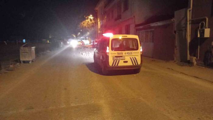 Hafriyat Kamyonunun Kasasının Açık Kapağından Yola Toprak Döküldü