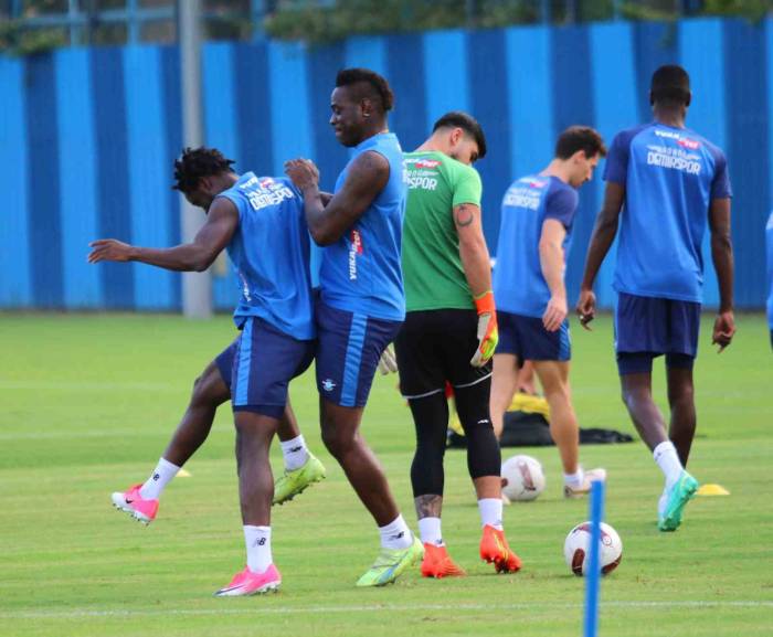 Patrick Kluivert: “Rakiplerimize Ne Kadar Zor Anlar Yaşatabildiğimizi Herkes Biliyor”