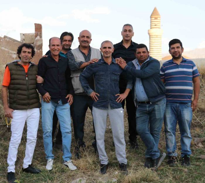 37 Yıl Sonra Aynı Noktada Ayrı Pozu Verdiler