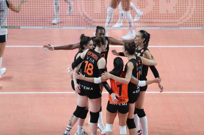 Eczacıbaşı Dynavit, Yurt Dışı Hazırlık Kamplarını Geride Bıraktı