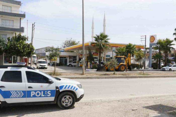 Kar Maskeli Şüpheli Akaryakıt İstasyonunda Bir Kişiyi Başından Vurup Kaçtı