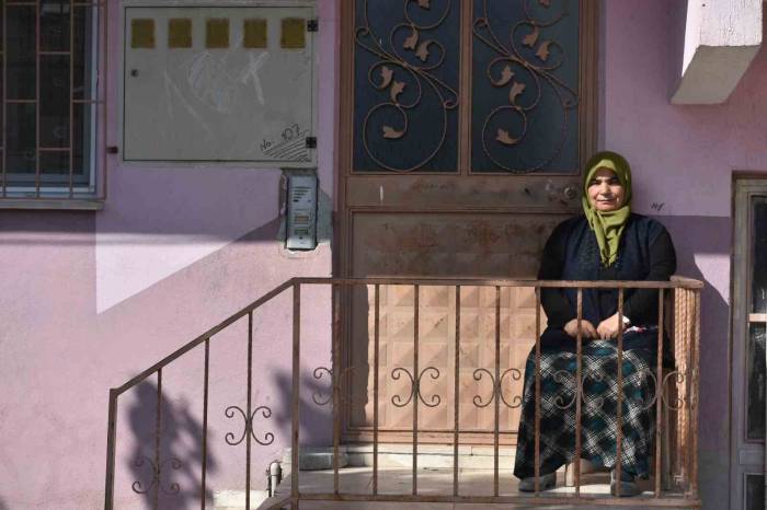 Acılı Anne Her Gün Yolunu Gözlüyor: İşe Gitmek İçin Evden Ayrılan Genç Kız Bir Aydır Kayıp