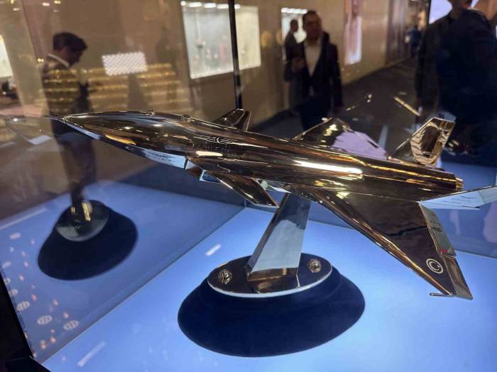 Bayraktar Kızılelma’nın Altın Maketi Mücevher Fuarında Parlıyor