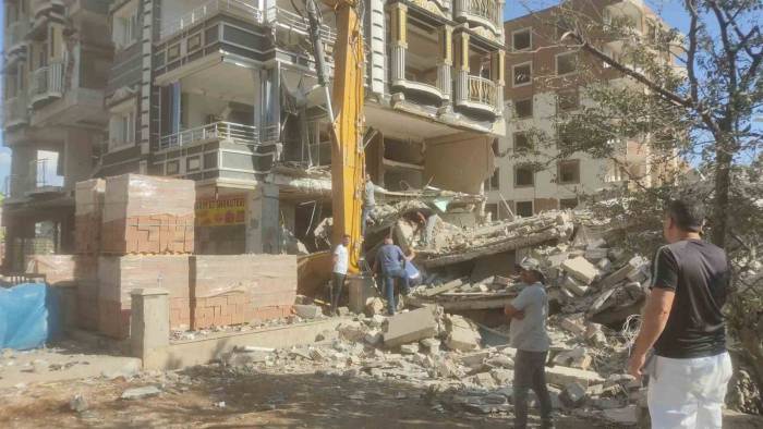 Yıkım Esnasında Ağır Hasarlı Bina Bir Binanın Üzerine Çöktü