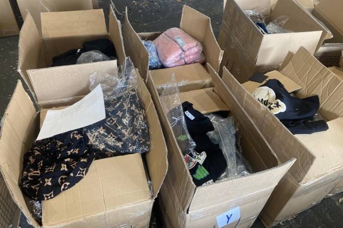 Giyim Kolileri Arasına Gizlenmiş 15 Bin Paket Sigara Buldu