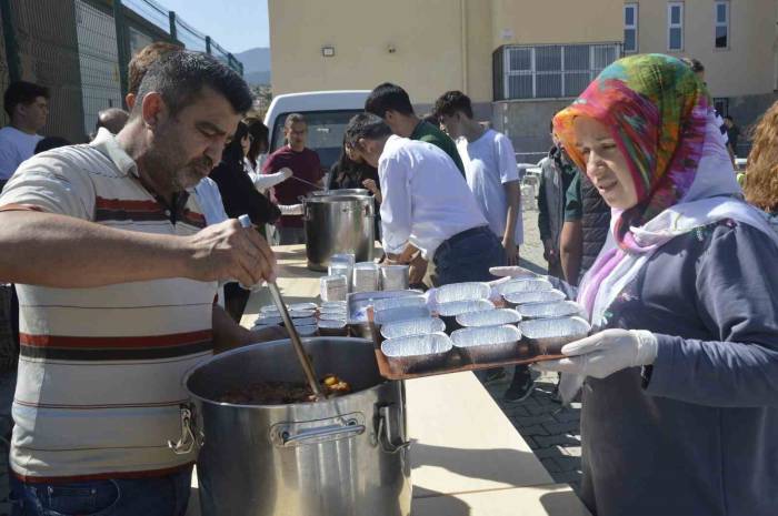 Gölhisar Fen Lisesinden Geleneksel Aşure İkramı