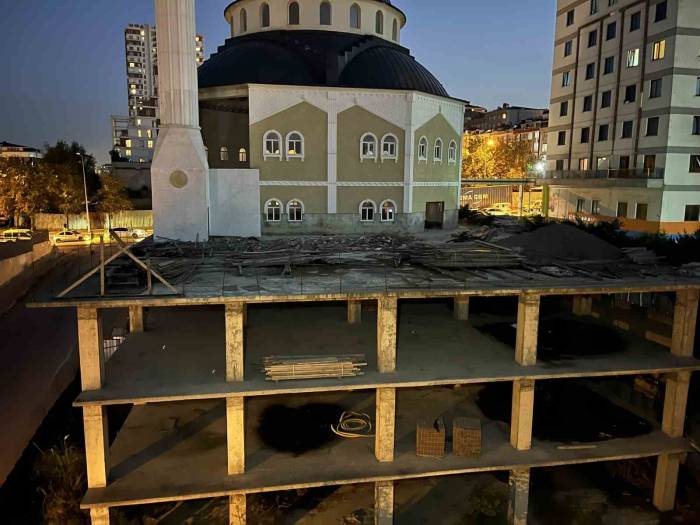 Esenyurt’ta Cami İnşaatından Hırsızlık Yapan Şahıs, Mahallelinin Evini Böyle Taşladı