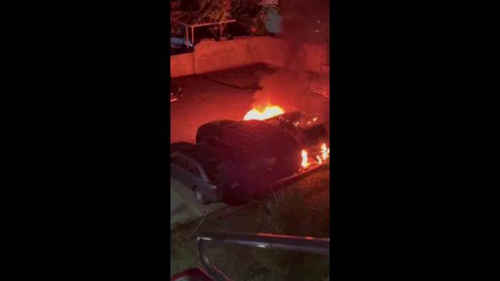 Kadıköy’de Bir Otoparkta Bulunan 3 Araç Alev Alev Yandı