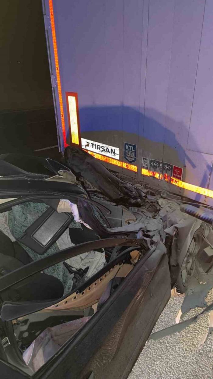Tıra Arkadan Çarpan Otomobil Sürücüsü Öldü