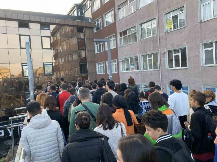 Üst Geçit Yenileme Çalışması Çileye Döndü