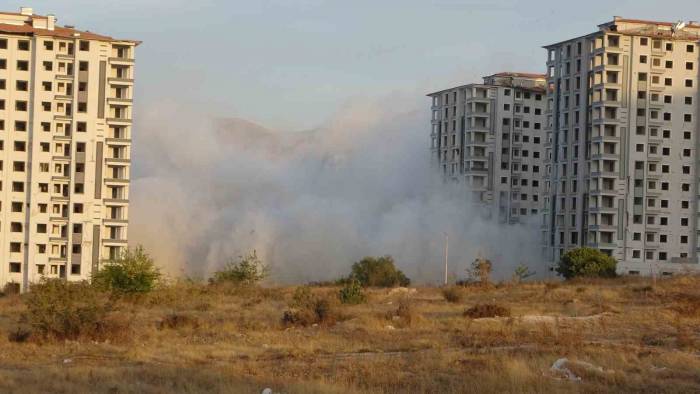 Malatya’da Yüksek Katlı Binaların Patlayıcı İle Yıkımı Sürüyor