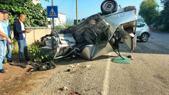 Osmaniye’de 2 Otomobil Kafa Kafaya Çarpıştı: 3 Yaralı