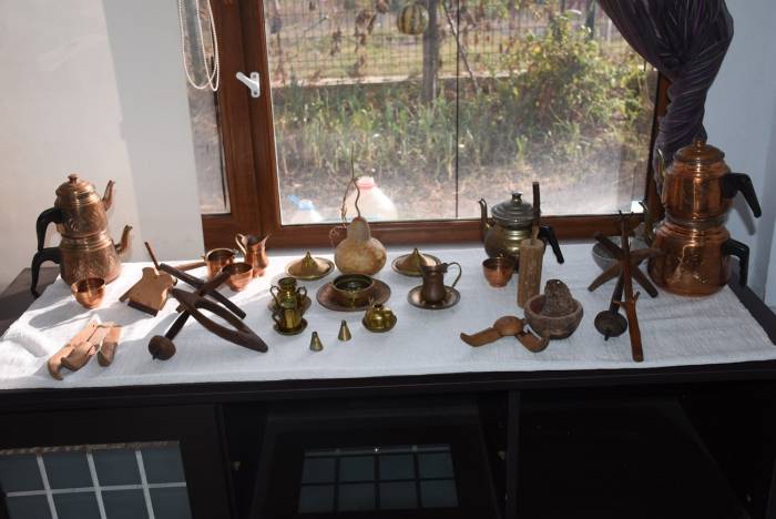 Osmanlı’dan Kalma Yaklaşık 200 Yıllık Tarihi Eserleri Evinde Sergiliyor