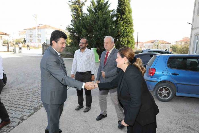 Uygulamalı Bilimler Fakültesi Dekanı Prof. Dr. Esen Oldu