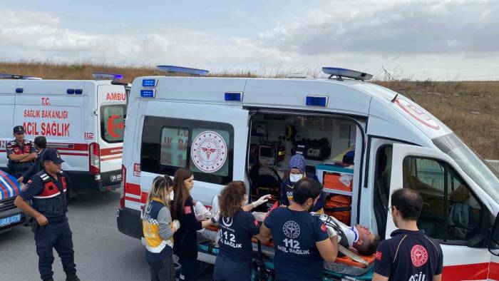 Ticari Taksi İle Tır Çarpıştı: 3 Yaralı