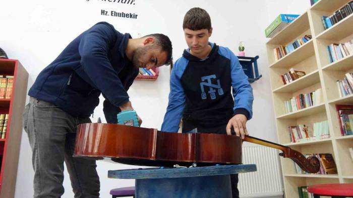 Yeteneklerini Eski Malzemelerle “Sıfır Atık Kütüphanesi” Kurarak Gösterdiler