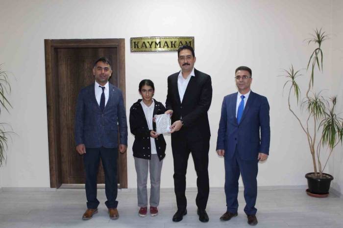 Hamur’da Bursluluk Sınavında Başarı Gösteren Öğrenciler Kaymakam Yıldırım’ı Ziyaret Etti