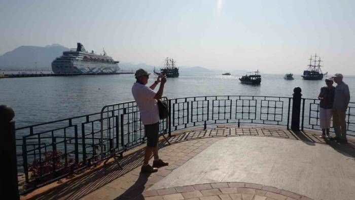İsrailli Turistler Lüks Kruvaziyerle Alanya’ya Demir Attı