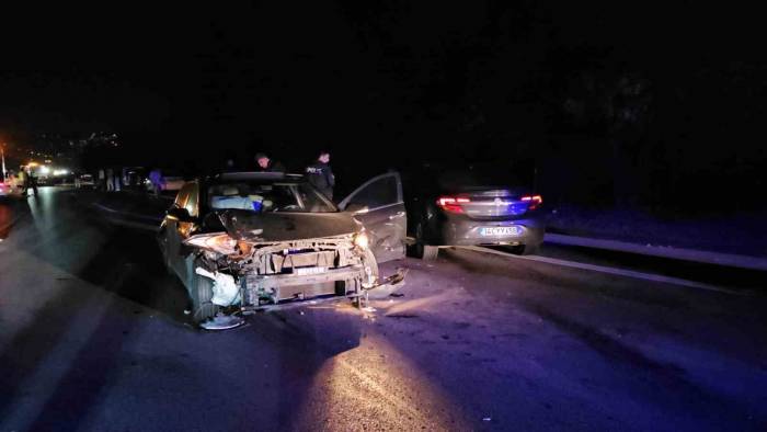 Otoyolda Zincirleme Kaza, 9 Araç Birbirine Girdi: 4 Yaralı