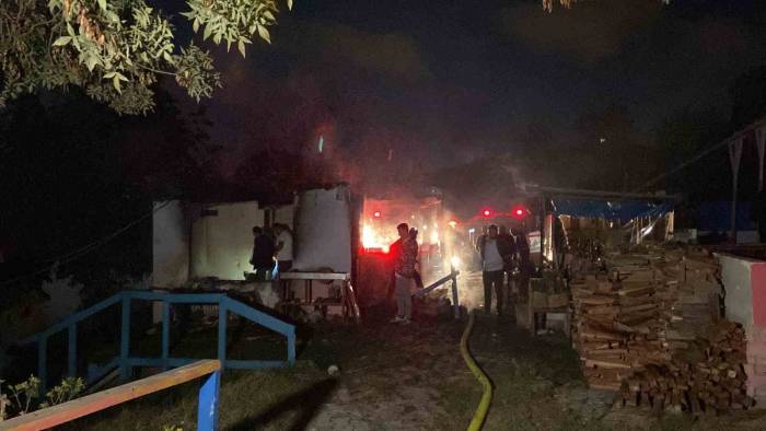 Avcılar’da Aile Çay Bahçesinde Yangın: Alandaki Restoran Ve 2 Baraka Ev Alev Alev Yandı