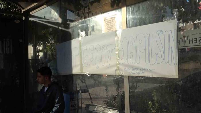 Batman’da Üst Geçit İsteyen Vatandaşlar Otobüs Duraklarına Pankartlar Astı