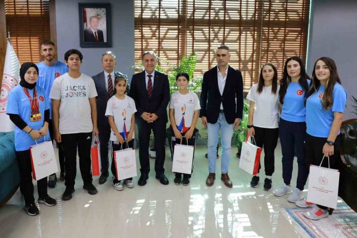 Vali Usta Bocce Sporcularını Makamında Kabul Etti