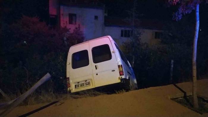 Minibüs Ve Otomobil Çarpıştı: 4 Yaralı