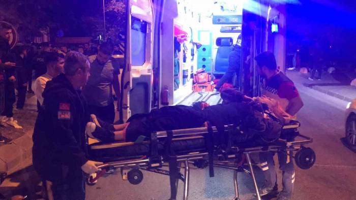 Ehliyetsiz Motosikletli, Otomobil İle Çarpıştı: 2 Yaralı