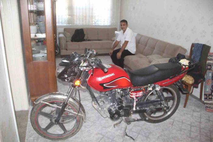 Evin İçerisindeki Motosikletin Hikayesini Duyan Şaşırıyor
