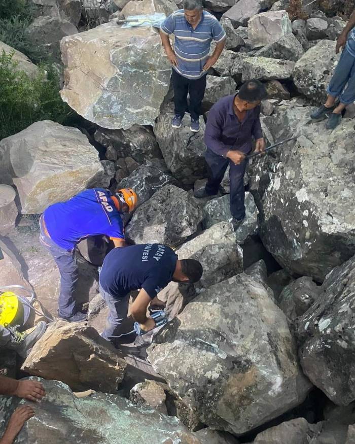 Kayalıklar Arasında Sıkışan Şahsın İnanılmaz Kurtuluşu