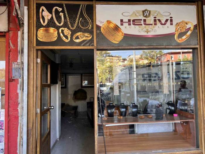 Duvarı Delip, Kuyumcuyu 15 Dakikada Soymuşlar