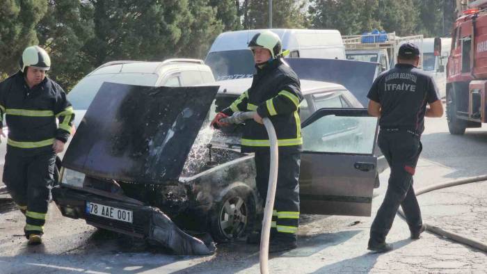 Seyir Halindeki Otomobili Alev Aldı, Çabaları Fayda Etmedi