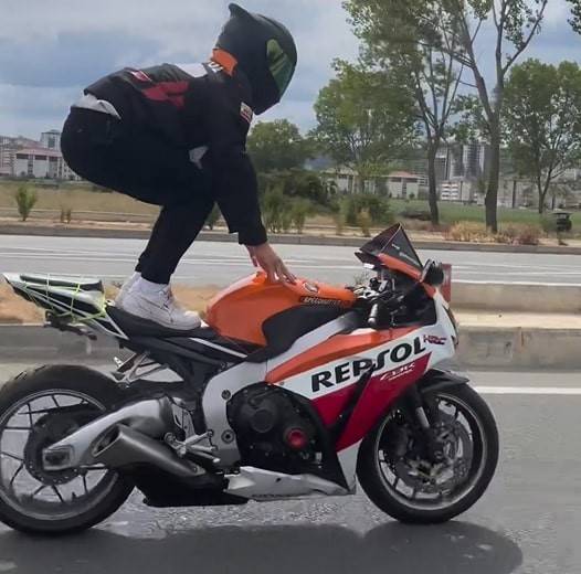 Motosiklet Üzerinde Tehlikeli Yolculuk Kamerada