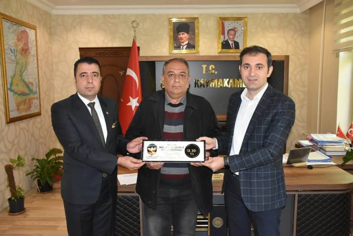 Kilosunu 160 Bin Liraya Satın Aldığı Balın Parasını Mehmetçik Vakfı Ve Besicilere Verdi