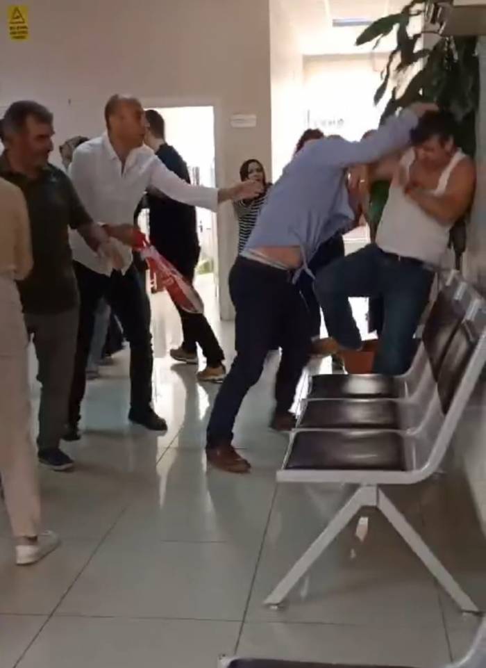 Sağlık Ocağını Basıp Doktorları Darp Ettiler: Olay Anı Kamerada