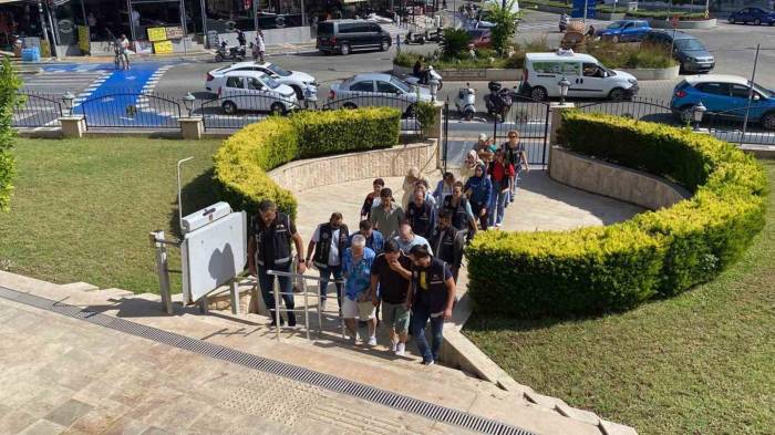 Motoryat İle Kaçmaya Çalışan Fetö/pdy Üyeleri Adliyeye Sevk Edildi