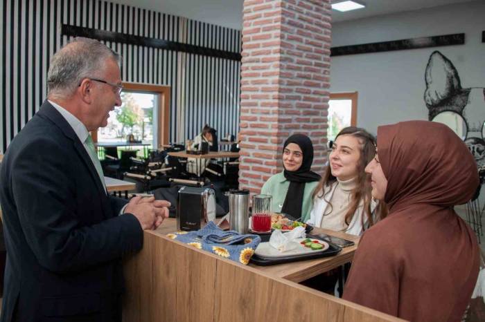 Rektör Levent, Yeni Eğitim Öğretim Yılında Öğrencilerle Kampüste Buluştu