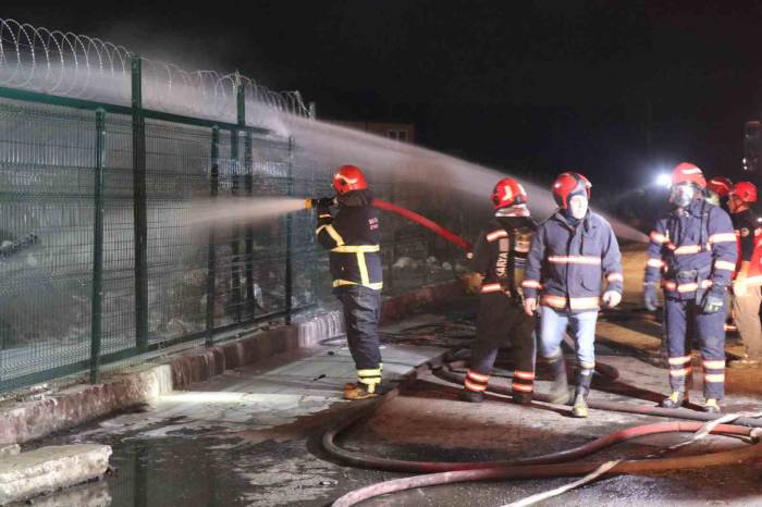 Kimyasal Atıkların Bulunduğu Geri Dönüşüm Tesisinde Korkutan Yangın
