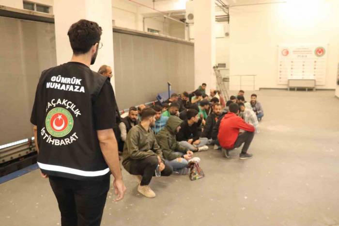Sınırı Geçmeye Çalışan Tırdan 60 Kaçak Göçmen Çıktı