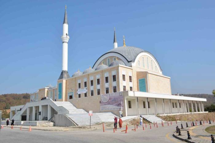 İlahiyat Fakültesi Uygulama Cami’nde İlk Cuma Namazı Kılındı