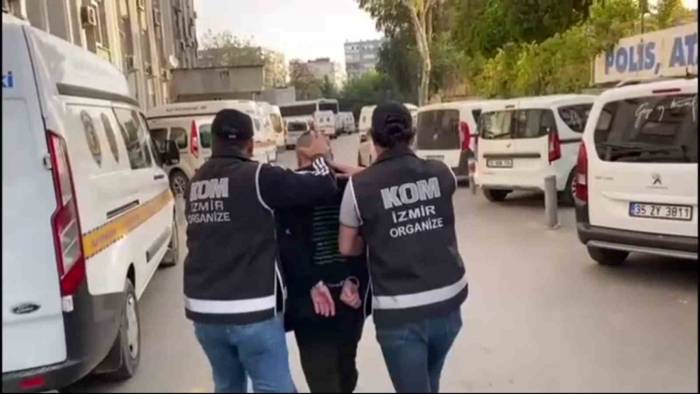 İzmir’de ’aktaşlar Çetesi’ Ve Silah Ticareti Yapan Çeteler Çökertildi