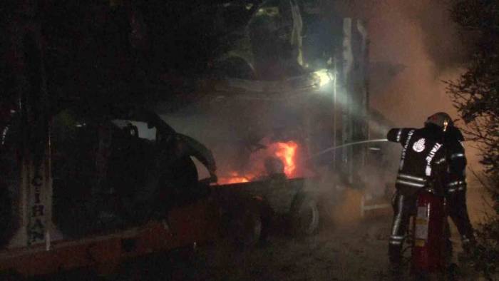 Tuzla’da Lüks Araç Yüklü Tır Alev Alev Yandı, Dorsedeki 6 Araç Kullanılamaz Hale Geldi