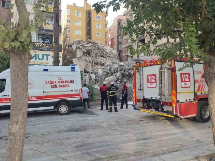 Yıkım Yapan Kepçe Yan Yattı: 1 Yaralı