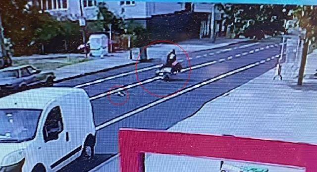 Yola Fırlayan Kedinin Motosikletin Altına Girdiği Kaza Kamerada: Kedi Öldü, Motosiklet Sürücüsü Yaralandı