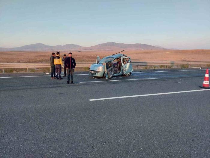 Tır Hafif Ticari Araca Çarptı: 2 Ölü, 1 Yaralı