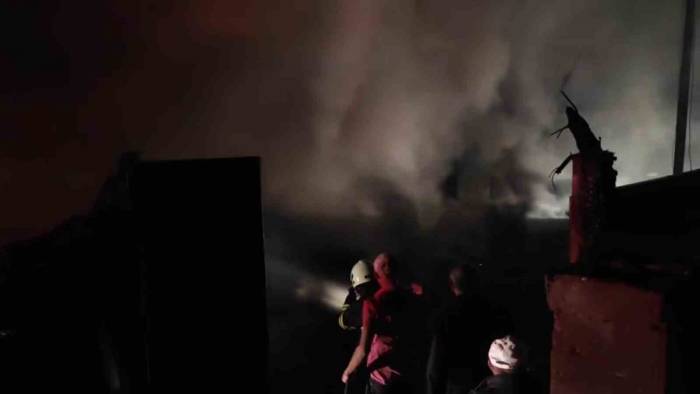 Amasya’da Köyde Yangın Çıktı: 2 Ev, 2 Garaj Ve Samanlık Kül Oldu